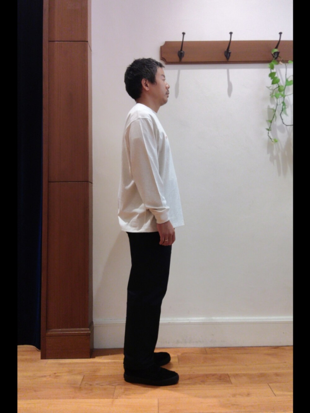 ホワイト系のTシャツ/カットソー、ブルー系のチノパンツを着用したメンズの秋コーディネートの5枚目の写真