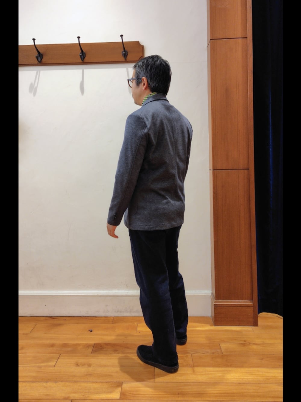 ブルー系のテーラードジャケット、ブラック系のTシャツ/カットソー、ブルー系のその他パンツを着用したメンズの冬コーディネートの7枚目の写真