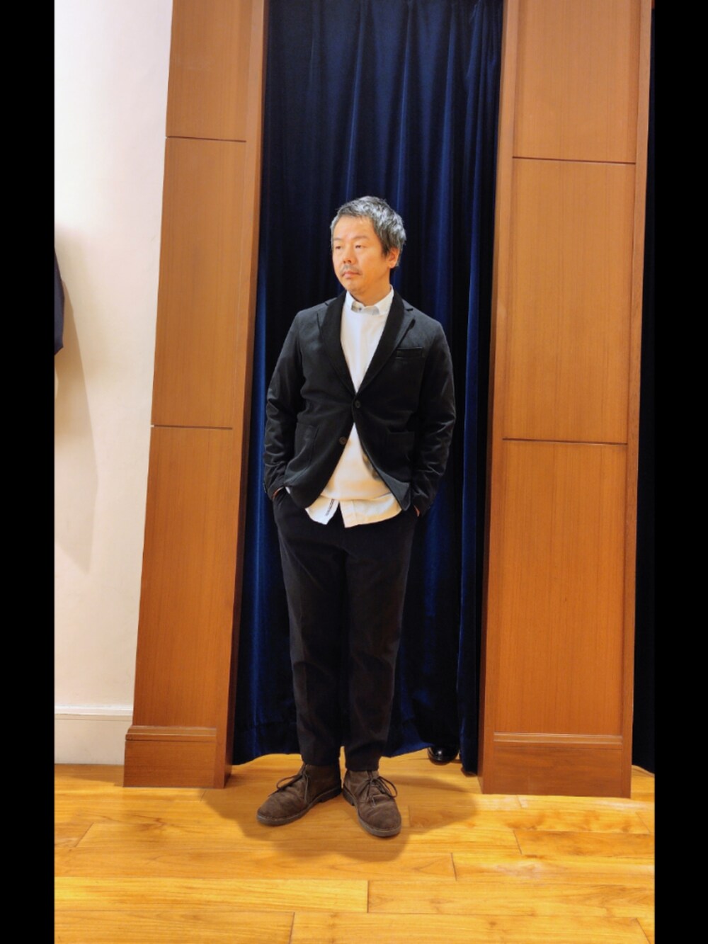 ブラック系のテーラードジャケット、ブラック系のその他パンツ、ホワイト系のシャツ/ブラウスを着用したメンズの秋コーディネートの3枚目の写真