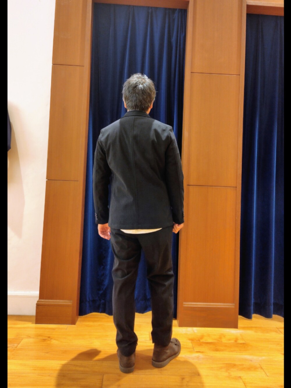 ブラック系のテーラードジャケット、ブラック系のその他パンツ、ホワイト系のシャツ/ブラウスを着用したメンズの秋コーディネートの6枚目の写真