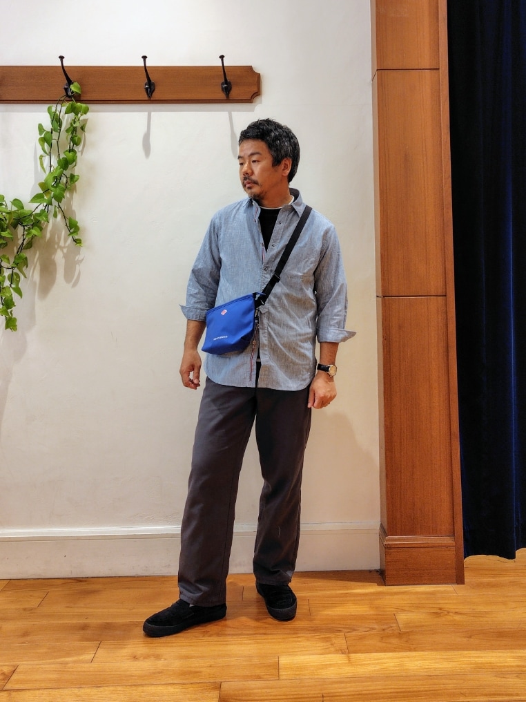 ブルー系のシャツ/ブラウス、ブルー系のTシャツ/カットソー、ブルー系のショルダーバッグを着用したメンズの春コーディネートの2枚目の写真