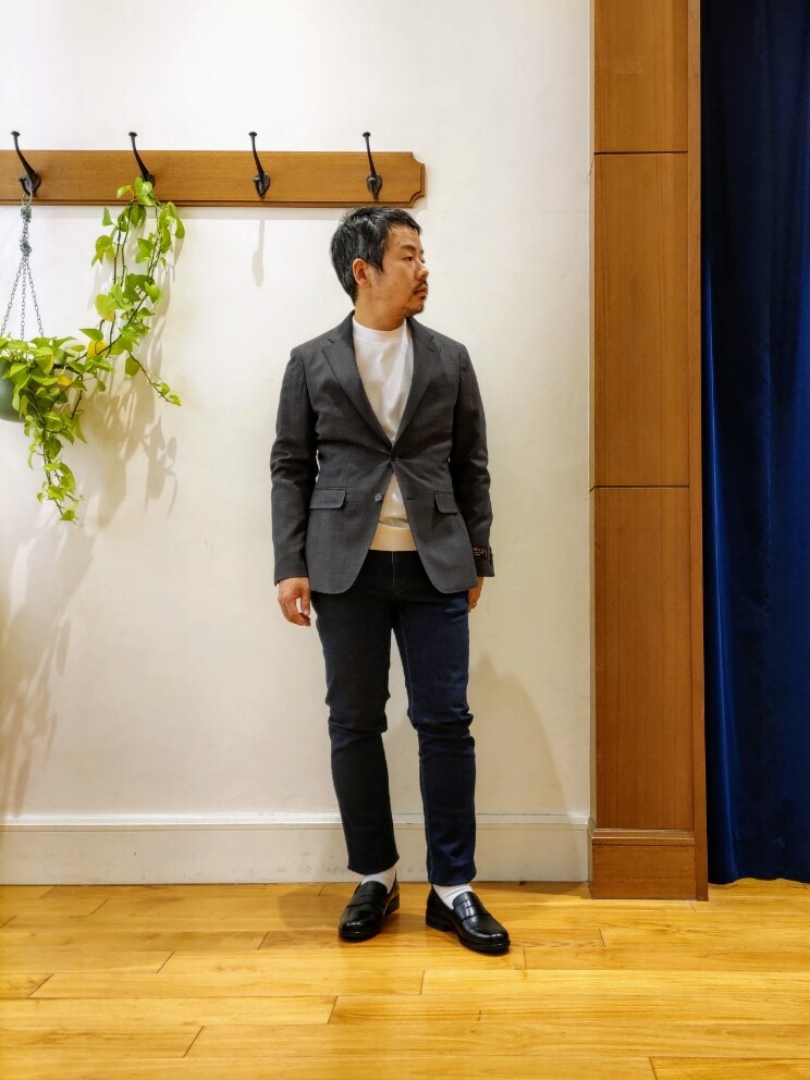 ブルー系のテーラードジャケット、ホワイト系のTシャツ/カットソー、ブルー系のデニムパンツを着用したメンズの冬コーディネートの3枚目の写真