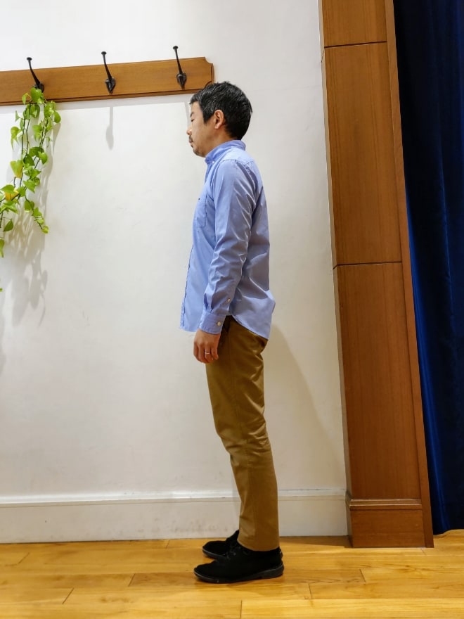 ブルー系のシャツ/ブラウスを着用したメンズの冬コーディネートの3枚目の写真