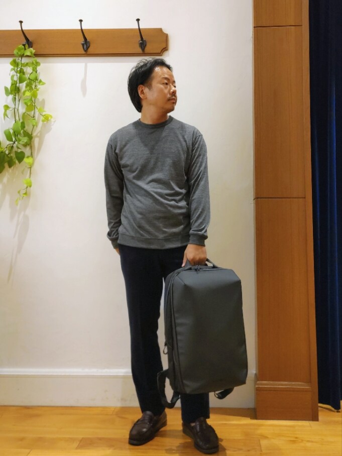 グレー系のTシャツ/カットソーを着用したメンズの秋コーディネートの2枚目の写真