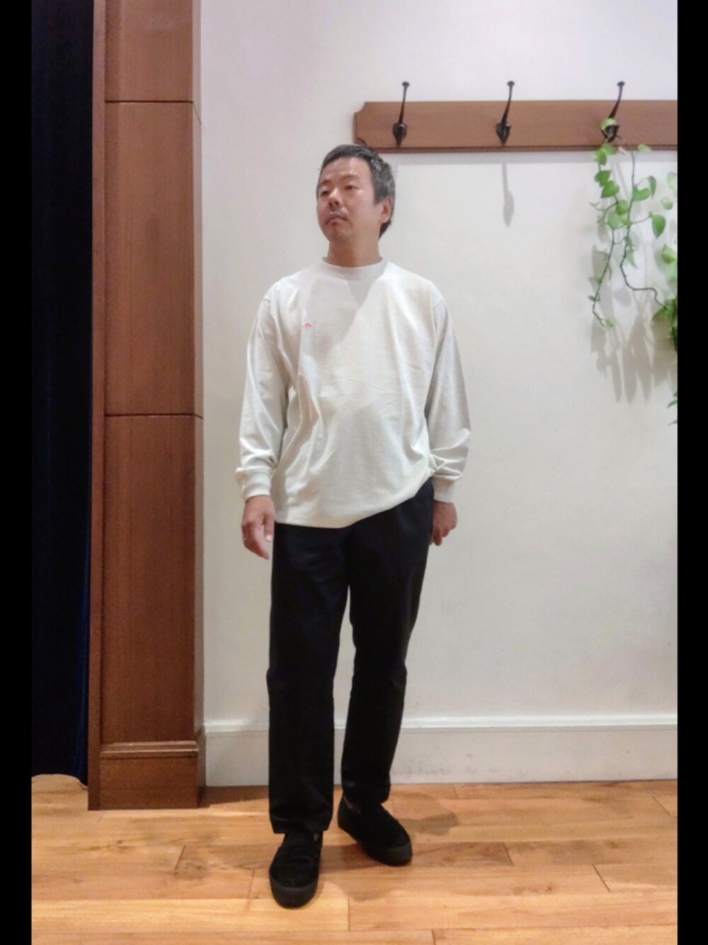 ホワイト系のTシャツ/カットソー、ブルー系のチノパンツを着用したメンズの秋コーディネートの2枚目の写真
