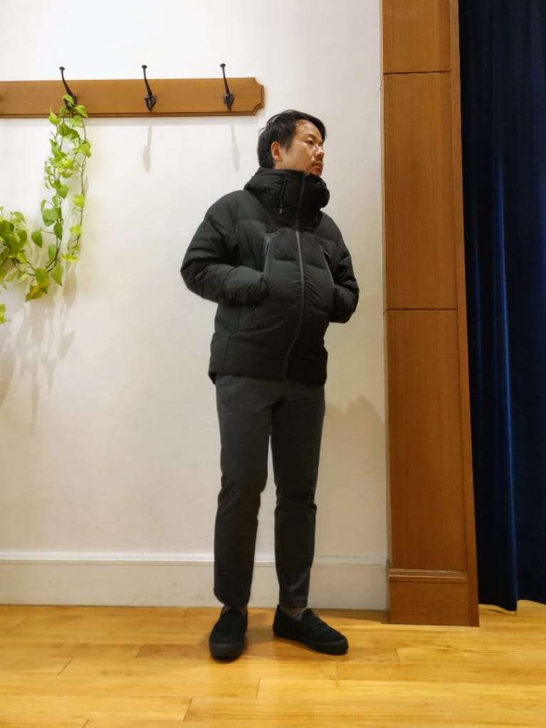 ブラック系のダウンジャケット/コート、ブラック系のスニーカーを着用したメンズの秋コーディネートの2枚目の写真