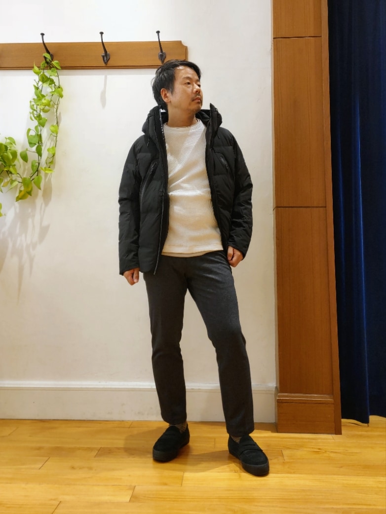 ブラック系のダウンジャケット/コート、ブラック系のスニーカーを着用したメンズの秋コーディネートの3枚目の写真