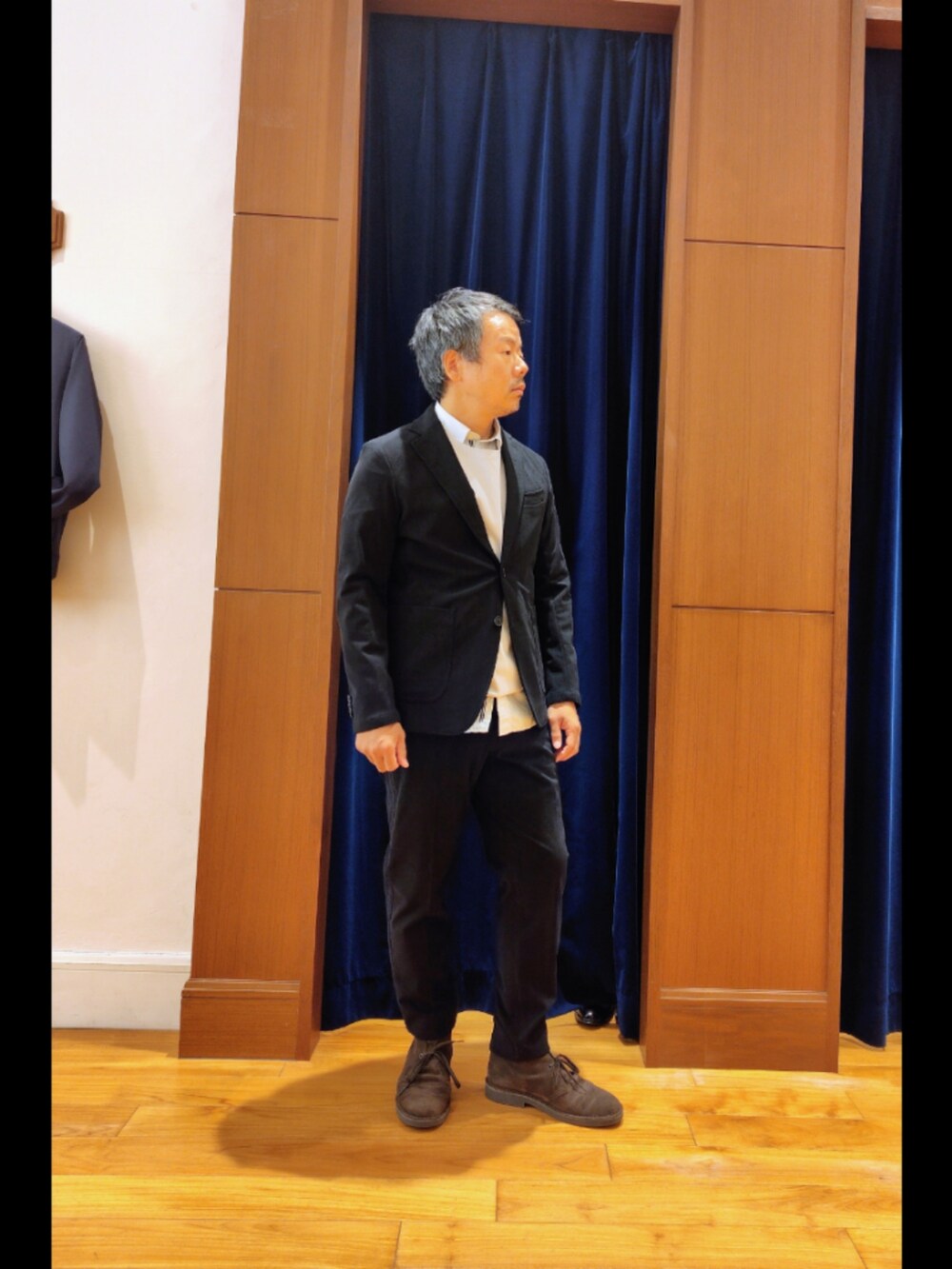 ブラック系のテーラードジャケット、ブラック系のその他パンツ、ホワイト系のシャツ/ブラウスを着用したメンズの秋コーディネートの4枚目の写真