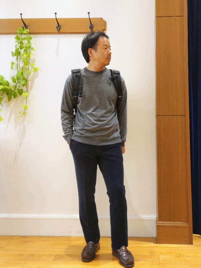 グレー系のTシャツ/カットソーを着用したメンズの秋コーディネートの3枚目の写真