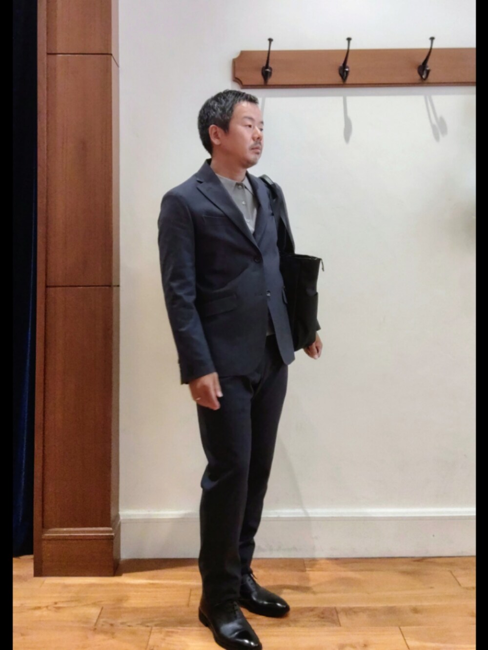 ブルー系のテーラードジャケット、ブルー系のその他パンツ、ベージュ系のニット/セーターを着用したメンズの秋コーディネートの6枚目の写真