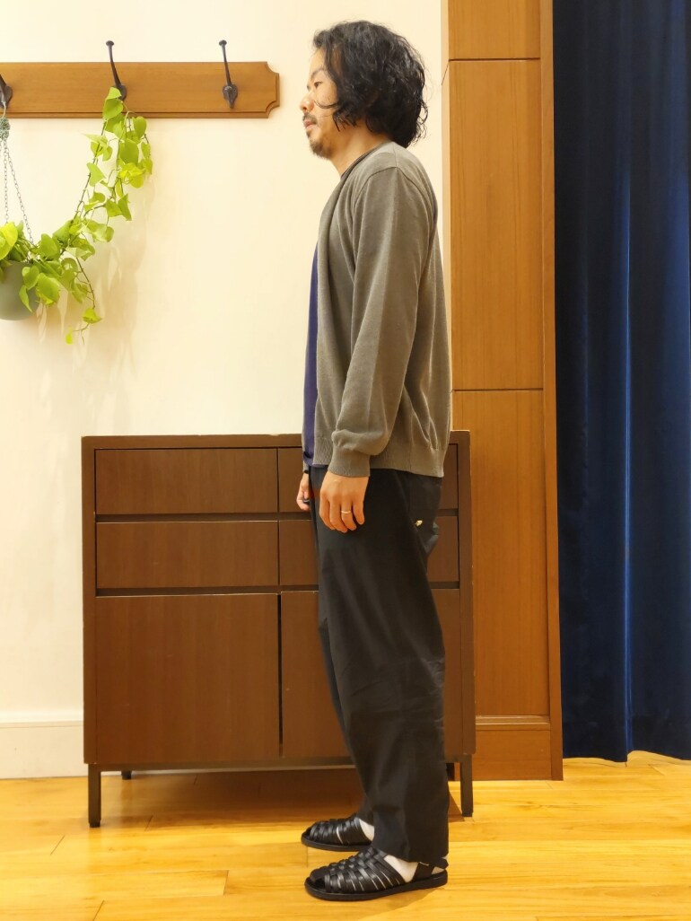 グレー系のカーディガン/ボレロ、ブラック系のサンダルを着用したメンズの春コーディネートの3枚目の写真