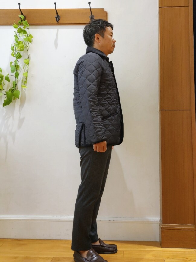 ブルー系のブルゾン、ブルー系のその他パンツ、ベージュ系のテーラードジャケットを着用したメンズの秋コーディネートの4枚目の写真