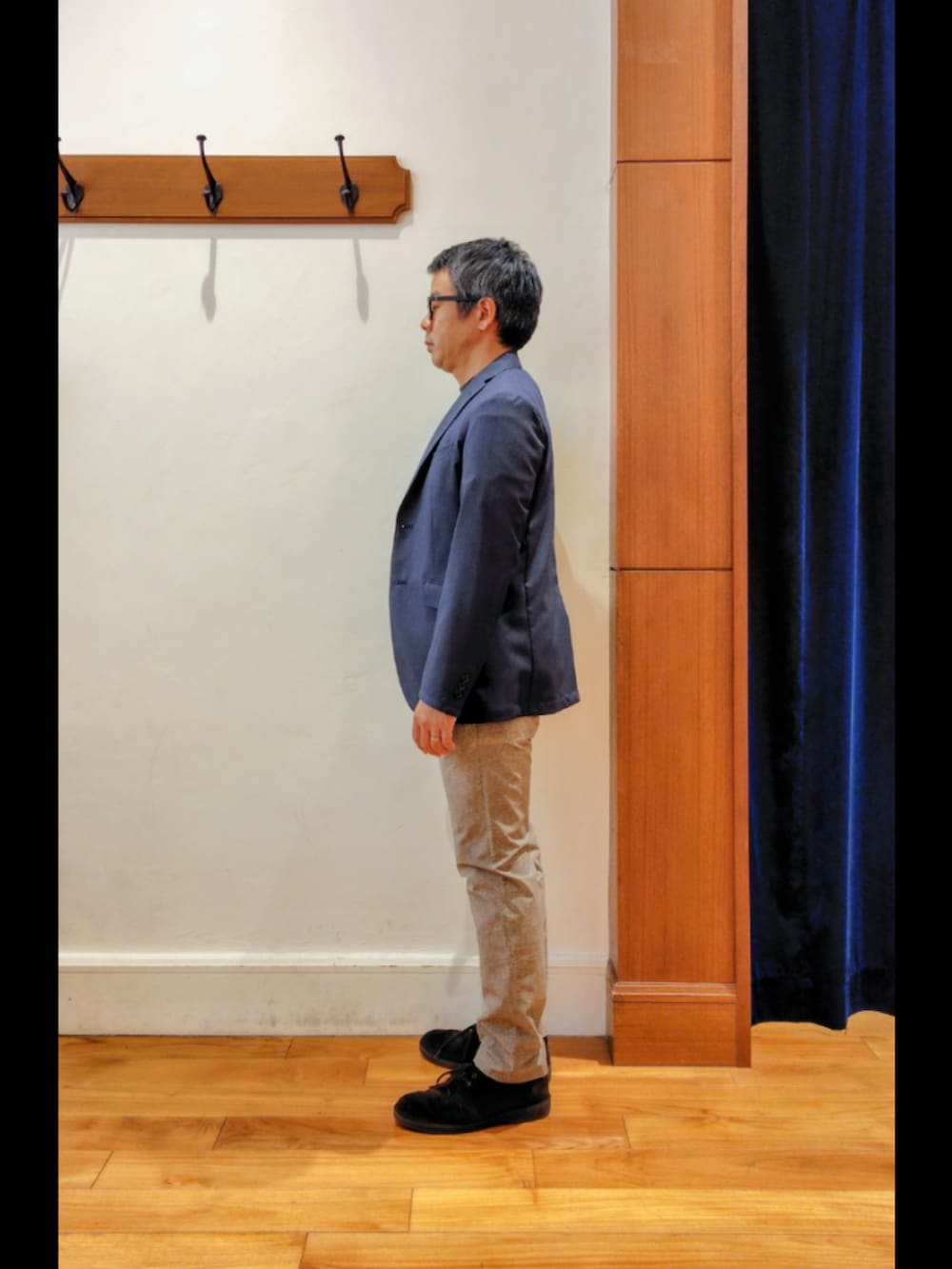 ブルー系のテーラードジャケット、グリーン系のTシャツ/カットソー、ベージュ系のその他パンツを着用したメンズの夏コーディネートの6枚目の写真