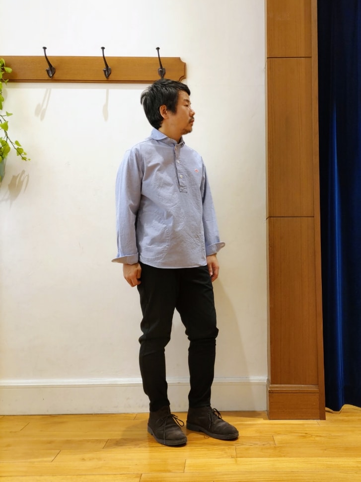 ブルー系のシャツ/ブラウス、ブラック系のチノパンツを着用したメンズの春コーディネートの3枚目の写真