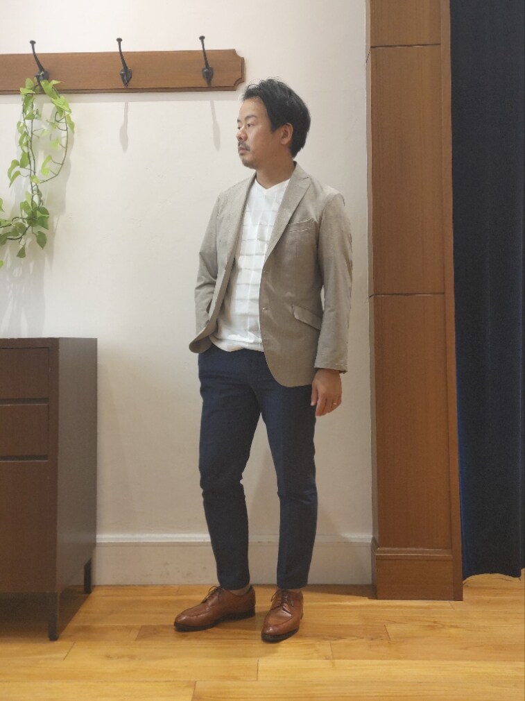 ベージュ系のテーラードジャケット、ホワイト系のTシャツ/カットソー、ブルー系のその他パンツを着用したメンズの春コーディネートの2枚目の写真