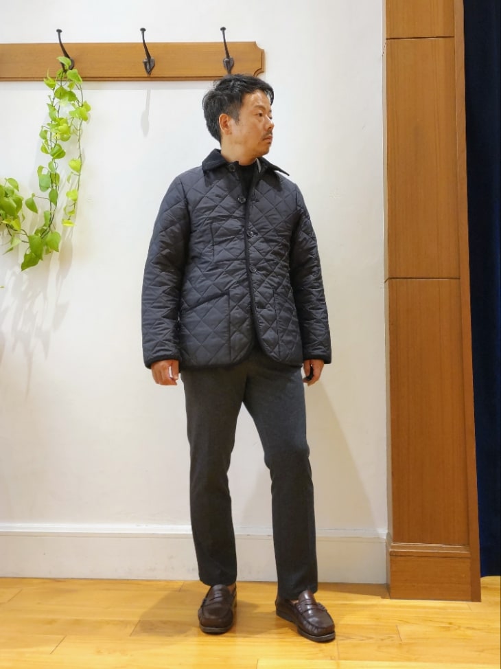 ブルー系のブルゾン、ブルー系のその他パンツ、ベージュ系のテーラードジャケットを着用したメンズの秋コーディネートの2枚目の写真