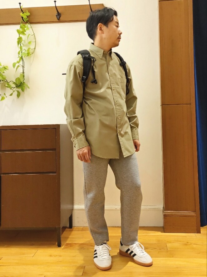 グリーン系のシャツ/ブラウス、グレー系のその他パンツ、ブラック系のバックパック/リュックを着用したメンズの冬コーディネートの2枚目の写真