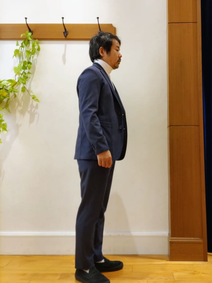 「NOLLEY'S、ノーリーズ、NOLLEY'S&goodman、ノーリーズグッドマン、INFITEX、オフィスカジュアル、ビジネスカジュアル、ビジネススタイル、ビジネスコーデ、タートルネック、春コーデ、お出かけコーデ、春服、テーラードジャケット」｜「NOLLEY’Sの《セットアップ/ビジカジ対応》ハニカムジャージ イージージャケット（テーラードジャケット、ブルー系）」を使った、RINさん（メンズ・167cm）の冬コーディネートの4枚目の写真