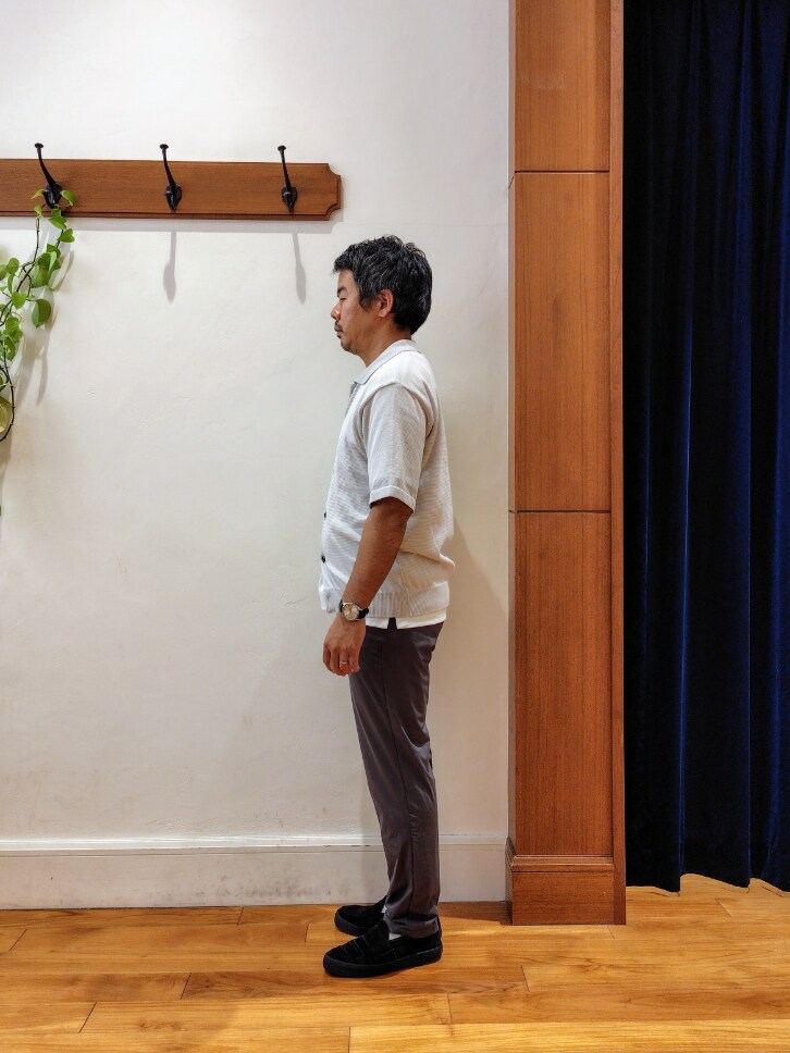 ベージュ系のシャツ/ブラウス、ホワイト系のTシャツ/カットソー、グレー系のその他パンツを着用したメンズの夏コーディネートの5枚目の写真