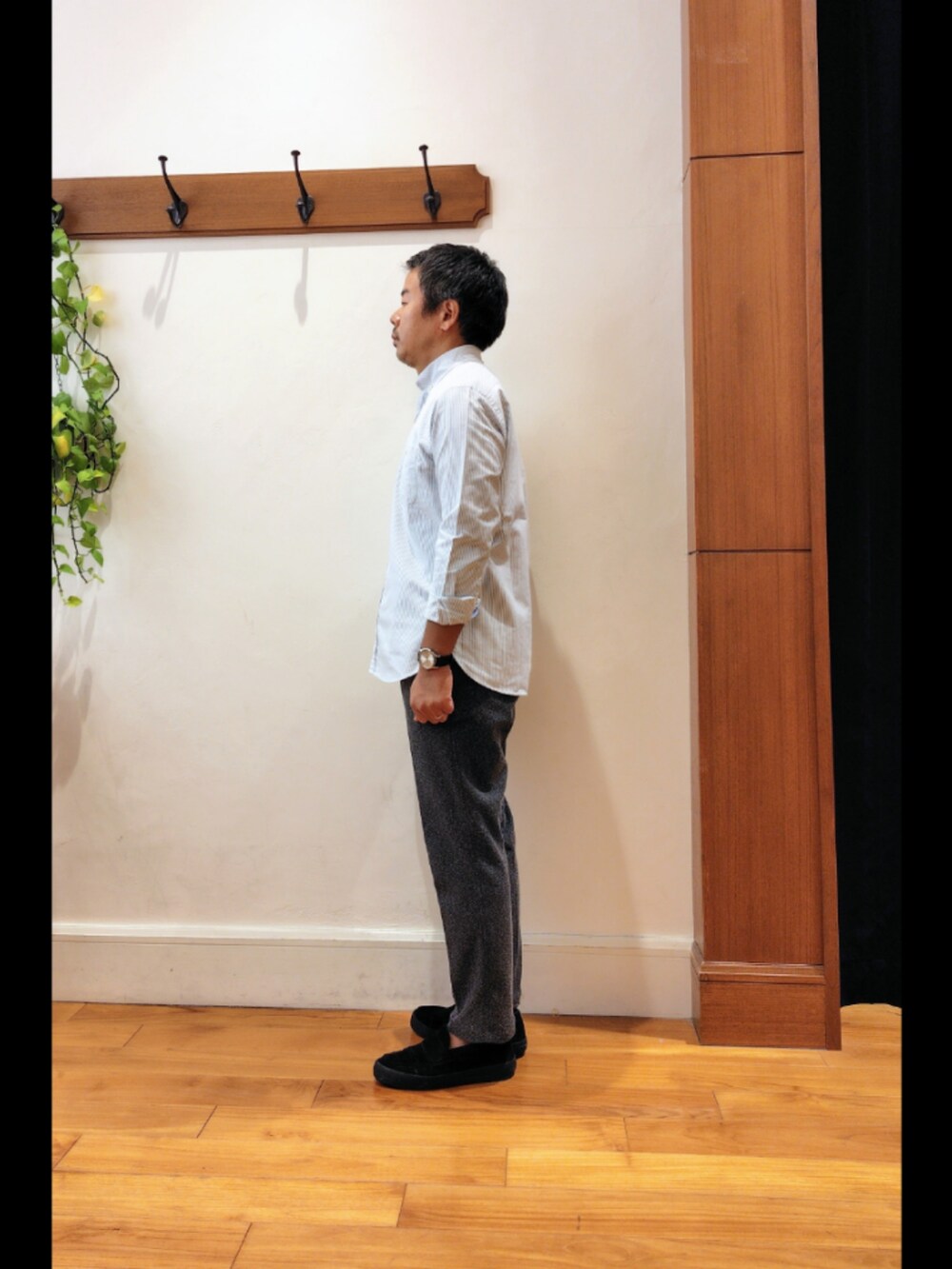 ブルー系のシャツ/ブラウス、グレー系のその他パンツを着用したメンズの秋コーディネートの3枚目の写真