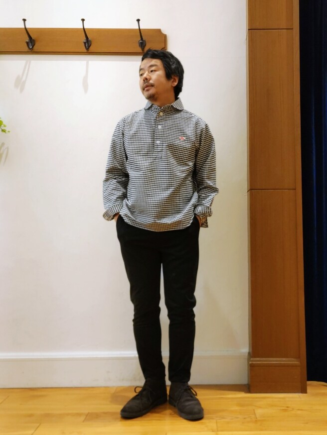 ブラック系のシャツ/ブラウス、ブラック系のチノパンツを着用したメンズの春コーディネートの4枚目の写真