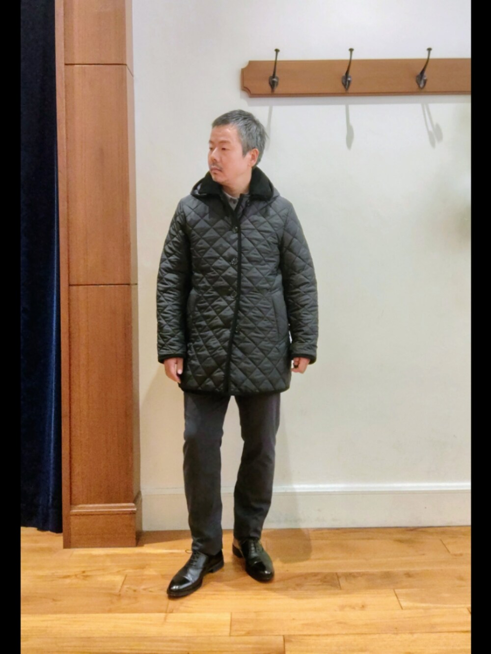 ブラック系のブルゾン、ブルー系のテーラードジャケット、ブルー系のその他パンツを着用したメンズの秋コーディネートの2枚目の写真