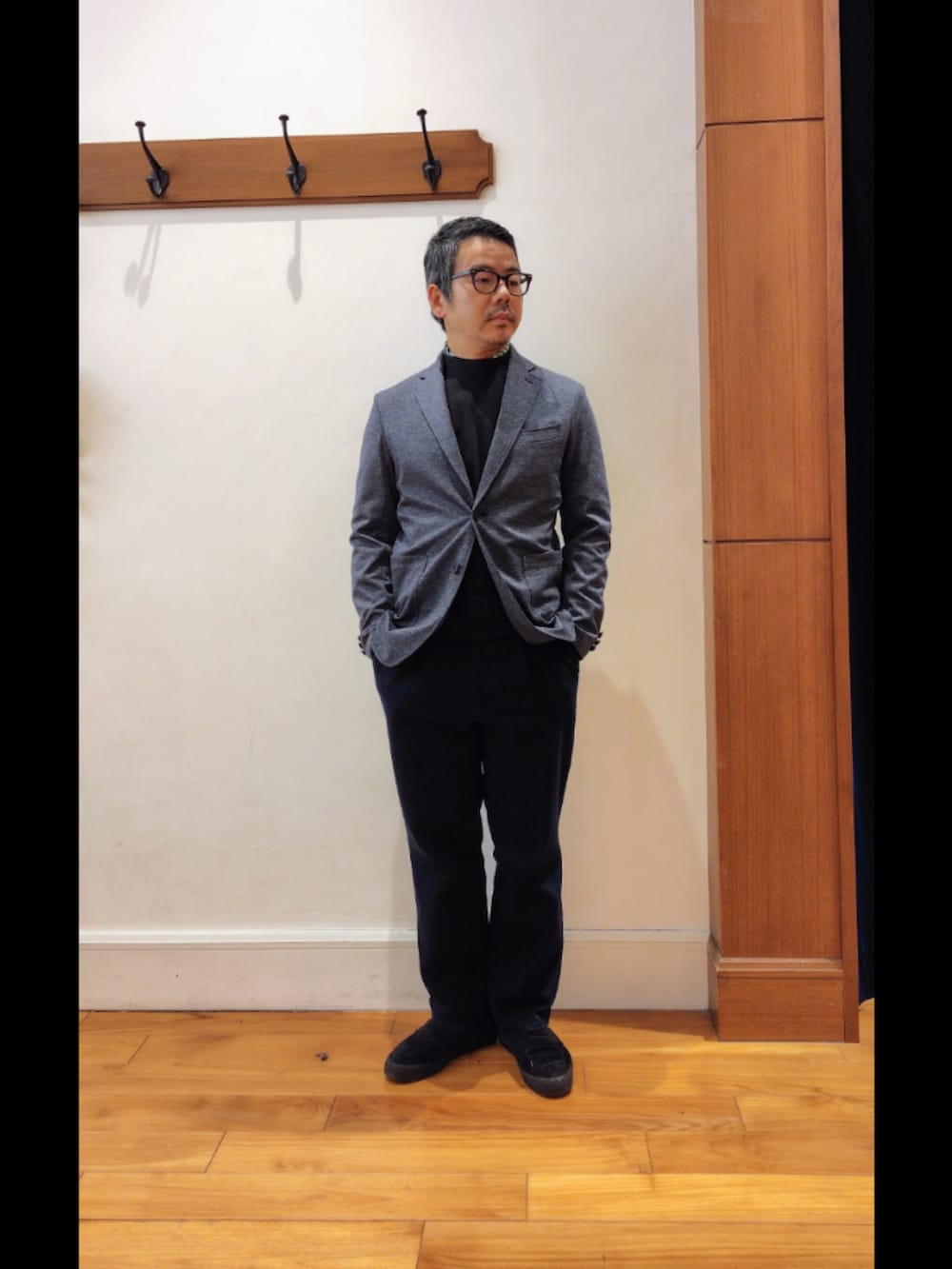 ブルー系のテーラードジャケット、ブラック系のTシャツ/カットソー、ブルー系のその他パンツを着用したメンズの冬コーディネートの2枚目の写真