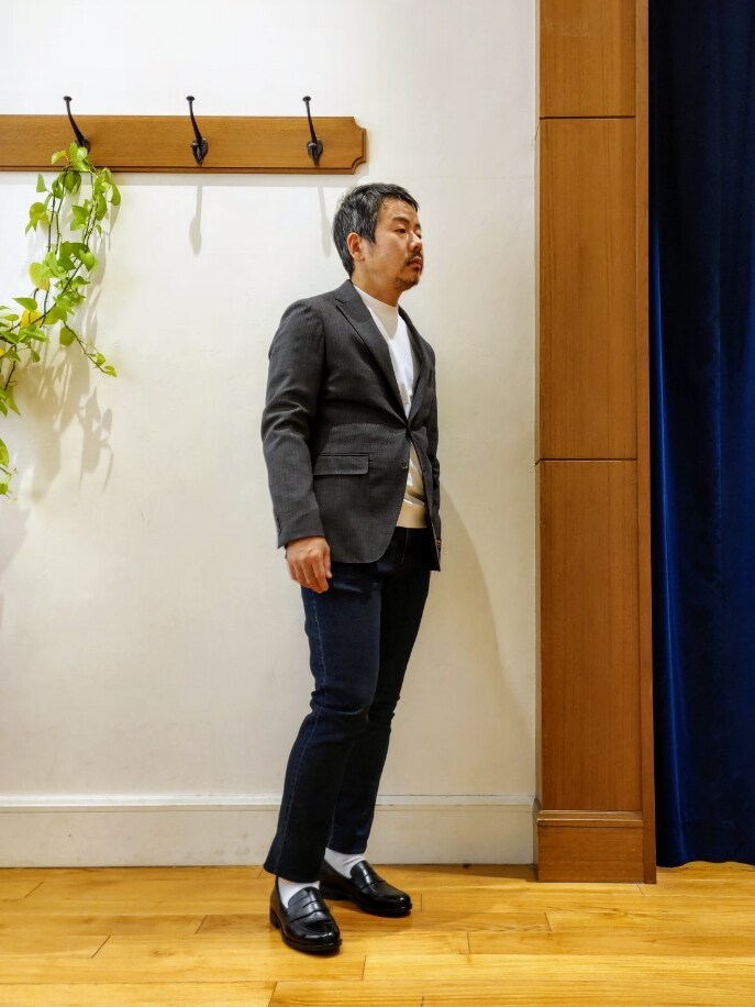 ブルー系のテーラードジャケット、ホワイト系のTシャツ/カットソー、ブルー系のデニムパンツを着用したメンズの冬コーディネートの4枚目の写真