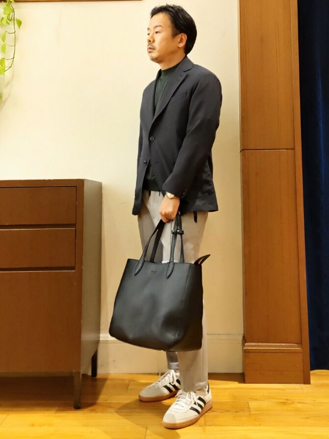 ブルー系のテーラードジャケット、グリーン系のTシャツ/カットソー、グレー系のその他パンツを着用したメンズの春コーディネートの2枚目の写真