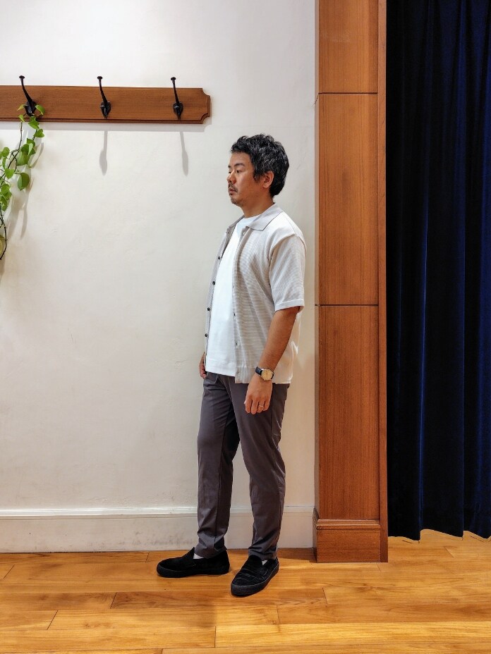 ベージュ系のシャツ/ブラウス、ホワイト系のTシャツ/カットソー、グレー系のその他パンツを着用したメンズの夏コーディネートの4枚目の写真