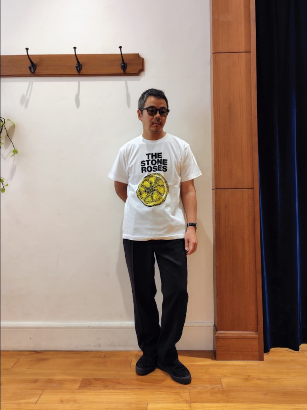 ホワイト系のTシャツ/カットソー、ブラック系のスラックス、ブラック系のサングラスを着用したメンズの春コーディネートの2枚目の写真