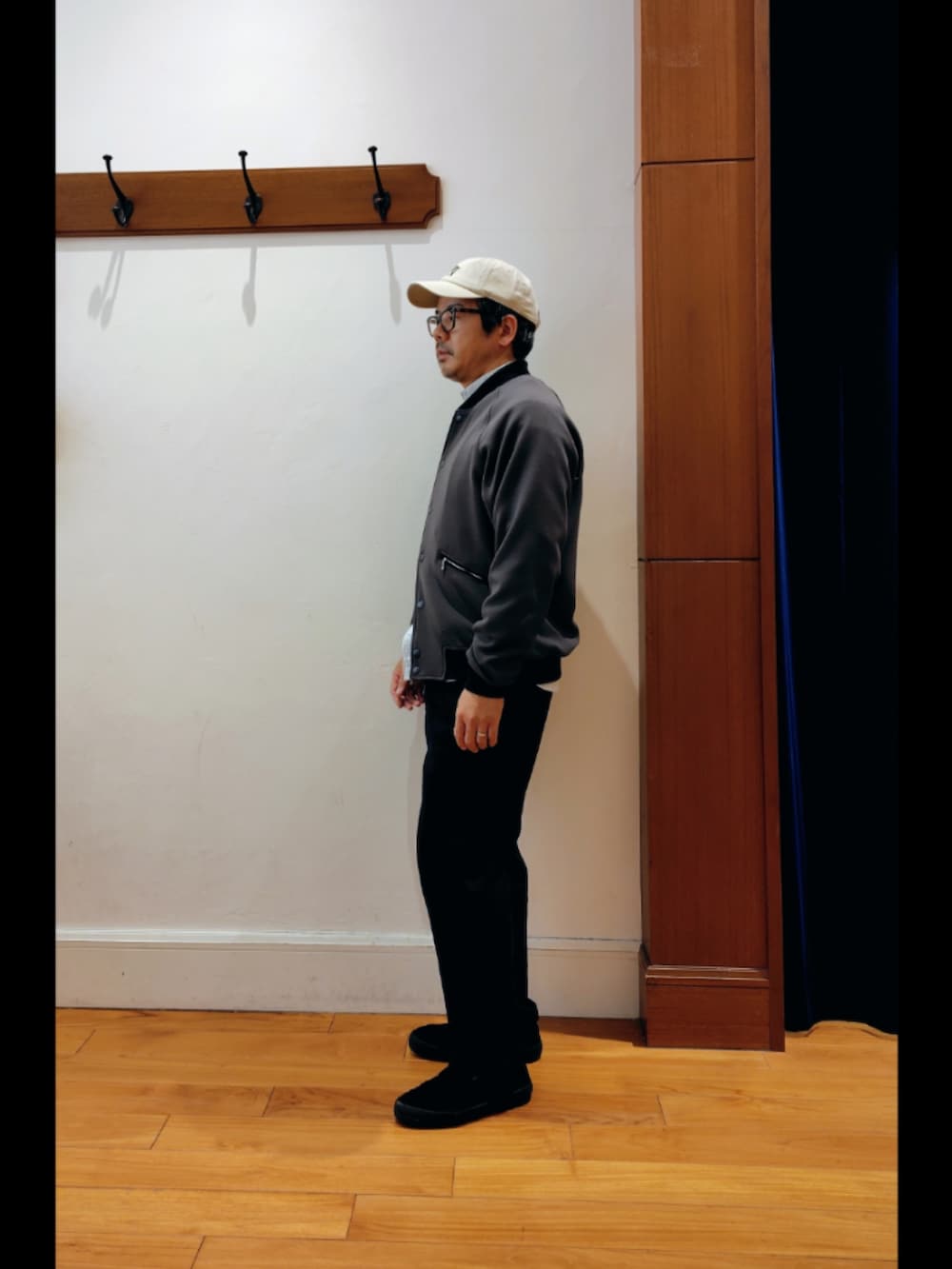 グレー系のブルゾン、グリーン系のシャツ/ブラウス、ブルー系のその他パンツを着用したメンズの冬コーディネートの4枚目の写真