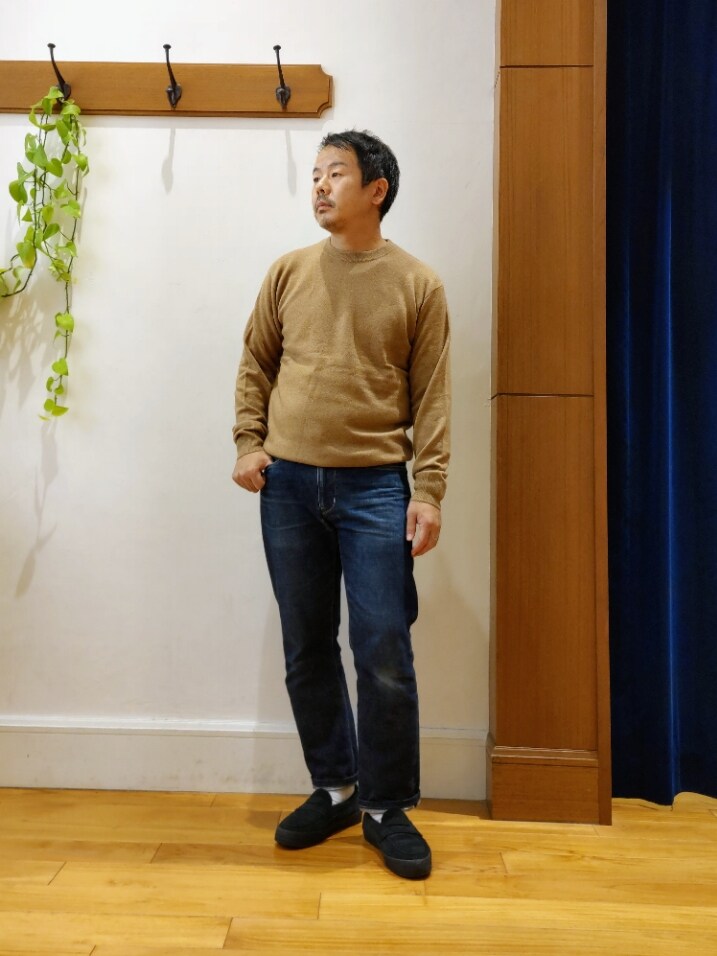 ベージュ系のニット/セーターを着用したメンズの冬コーディネートの4枚目の写真