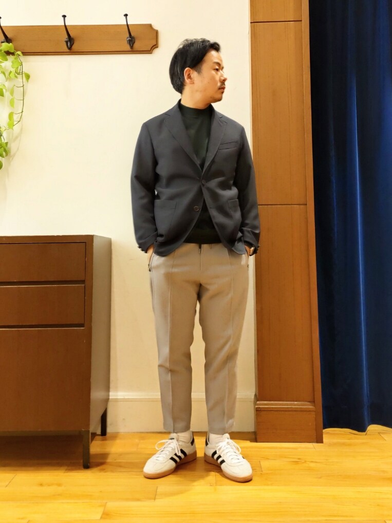 ブルー系のテーラードジャケット、グリーン系のTシャツ/カットソー、グレー系のその他パンツを着用したメンズの春コーディネートの4枚目の写真