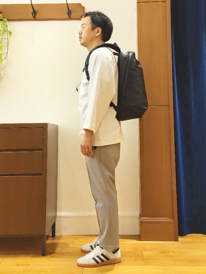 ホワイト系のTシャツ/カットソー、ブラック系のバックパック/リュック、グレー系のその他パンツを着用したメンズの春コーディネートの4枚目の写真