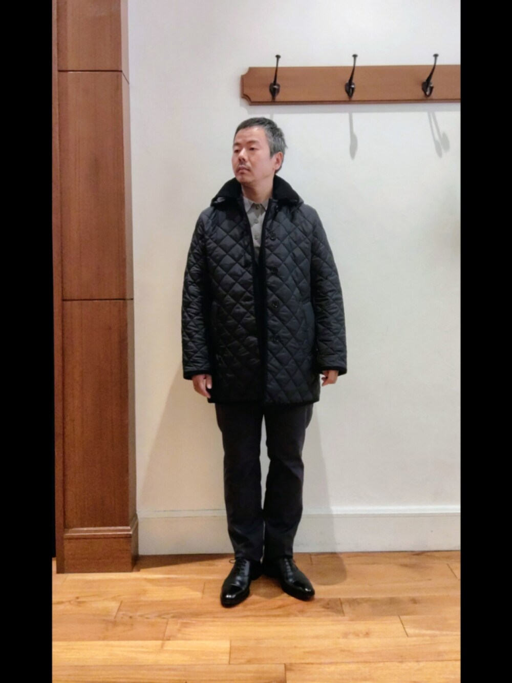 ブラック系のブルゾン、ブルー系のテーラードジャケット、ブルー系のその他パンツを着用したメンズの秋コーディネートの3枚目の写真