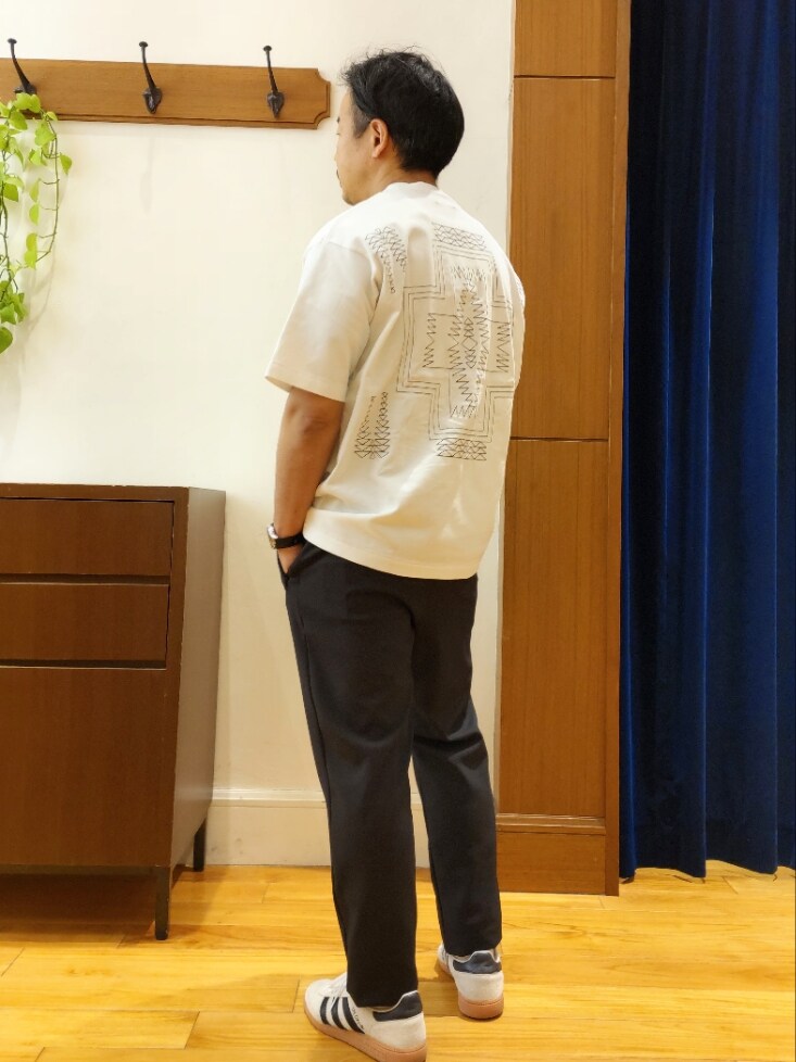 ホワイト系のTシャツ/カットソー、グレー系のその他パンツを着用したメンズの春コーディネートの4枚目の写真