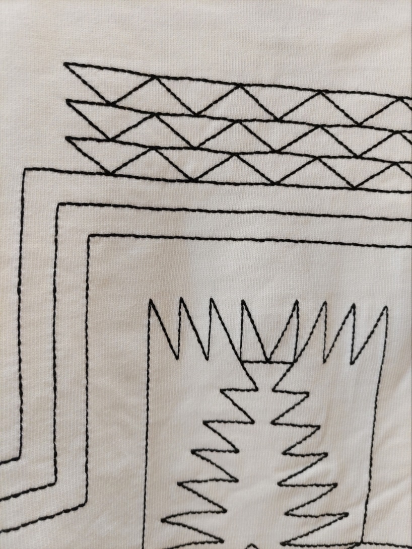 ホワイト系のTシャツ/カットソー、グレー系のその他パンツを着用したメンズの春コーディネートの5枚目の写真