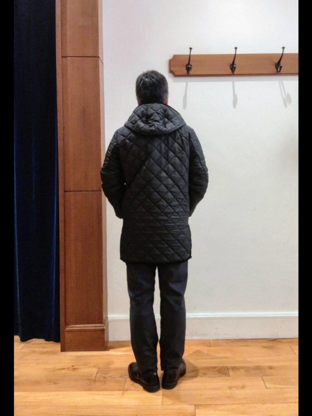 ブラック系のブルゾン、ブルー系のテーラードジャケット、ブルー系のその他パンツを着用したメンズの秋コーディネートの7枚目の写真