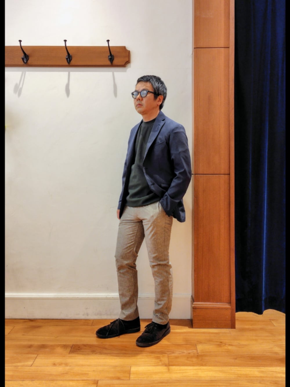 ブルー系のテーラードジャケット、グリーン系のTシャツ/カットソー、ベージュ系のその他パンツを着用したメンズの夏コーディネートの3枚目の写真