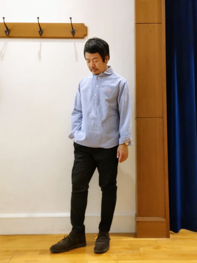 ブルー系のシャツ/ブラウス、ブラック系のチノパンツを着用したメンズの春コーディネートの2枚目の写真