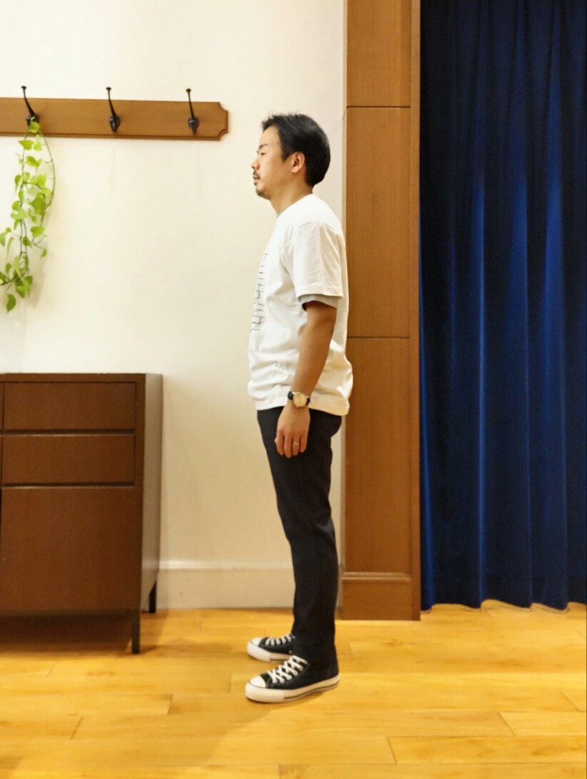 ホワイト系のTシャツ/カットソー、グレー系のその他パンツ、ブラック系のスニーカーを着用したメンズの春コーディネートの4枚目の写真