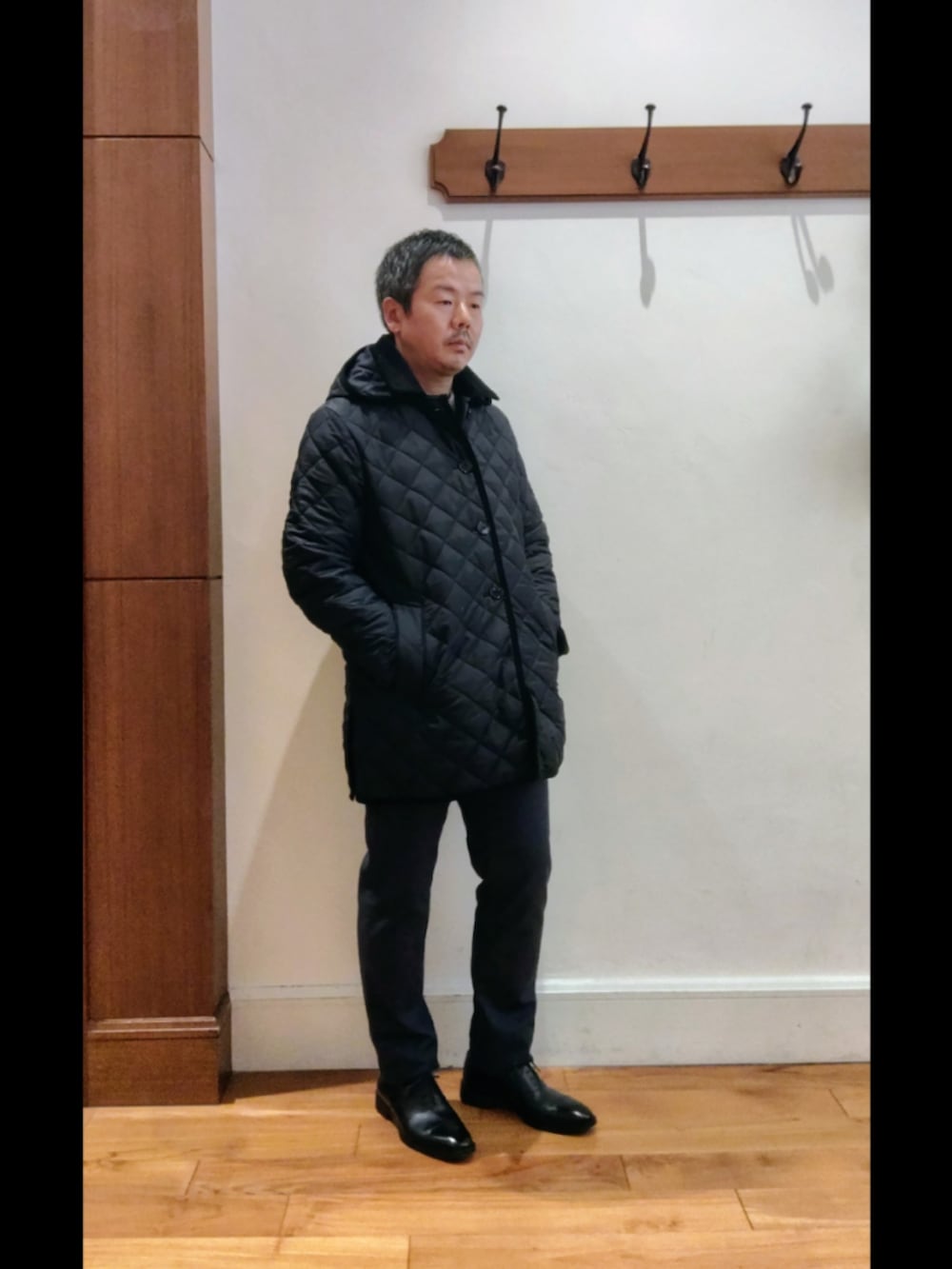 ブラック系のブルゾン、ブルー系のテーラードジャケット、ブルー系のその他パンツを着用したメンズの秋コーディネートの4枚目の写真