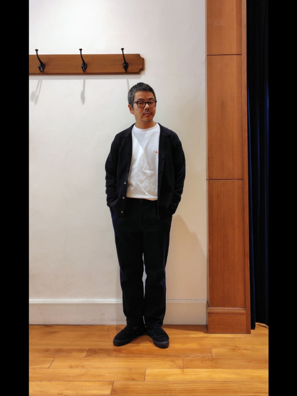 ブラック系のカーディガン/ボレロ、ホワイト系のTシャツ/カットソー、ブルー系のその他パンツを着用したメンズの冬コーディネートの2枚目の写真