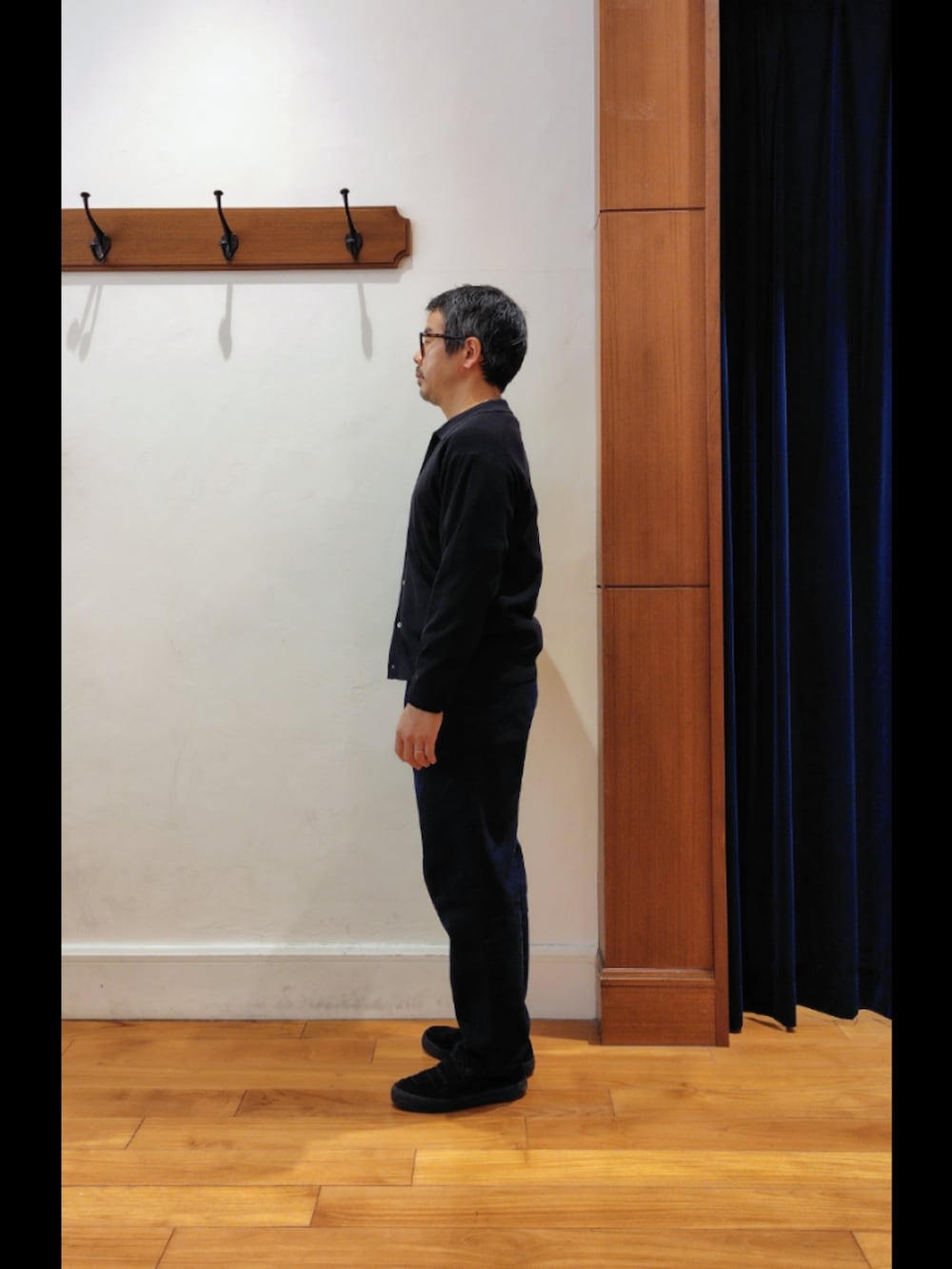 ブラック系のカーディガン/ボレロ、ホワイト系のTシャツ/カットソー、ブルー系のその他パンツを着用したメンズの冬コーディネートの5枚目の写真