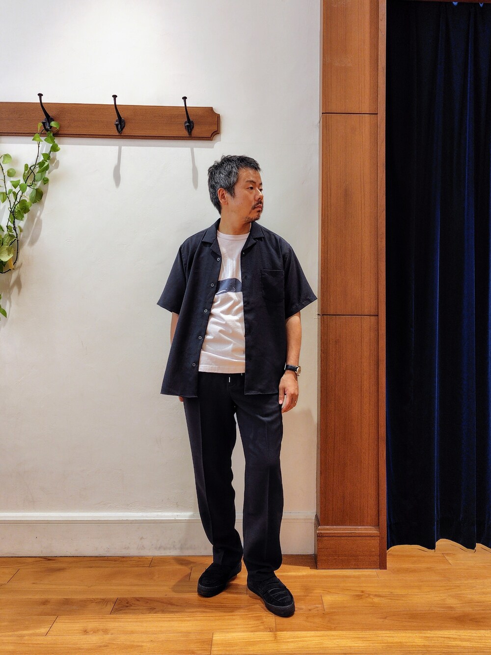 ブルー系のシャツ/ブラウス、ブルー系のその他パンツ、ピンク系のTシャツ/カットソーを着用したメンズの夏コーディネートの2枚目の写真