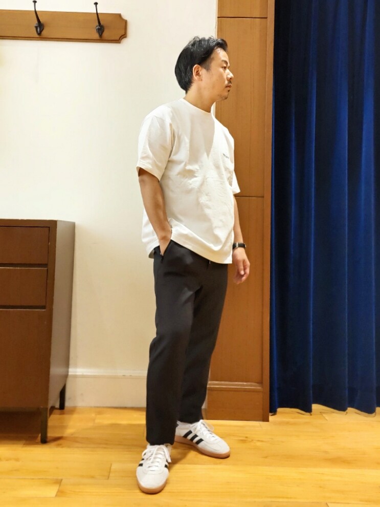 ホワイト系のTシャツ/カットソー、グレー系のその他パンツを着用したメンズの春コーディネートの3枚目の写真