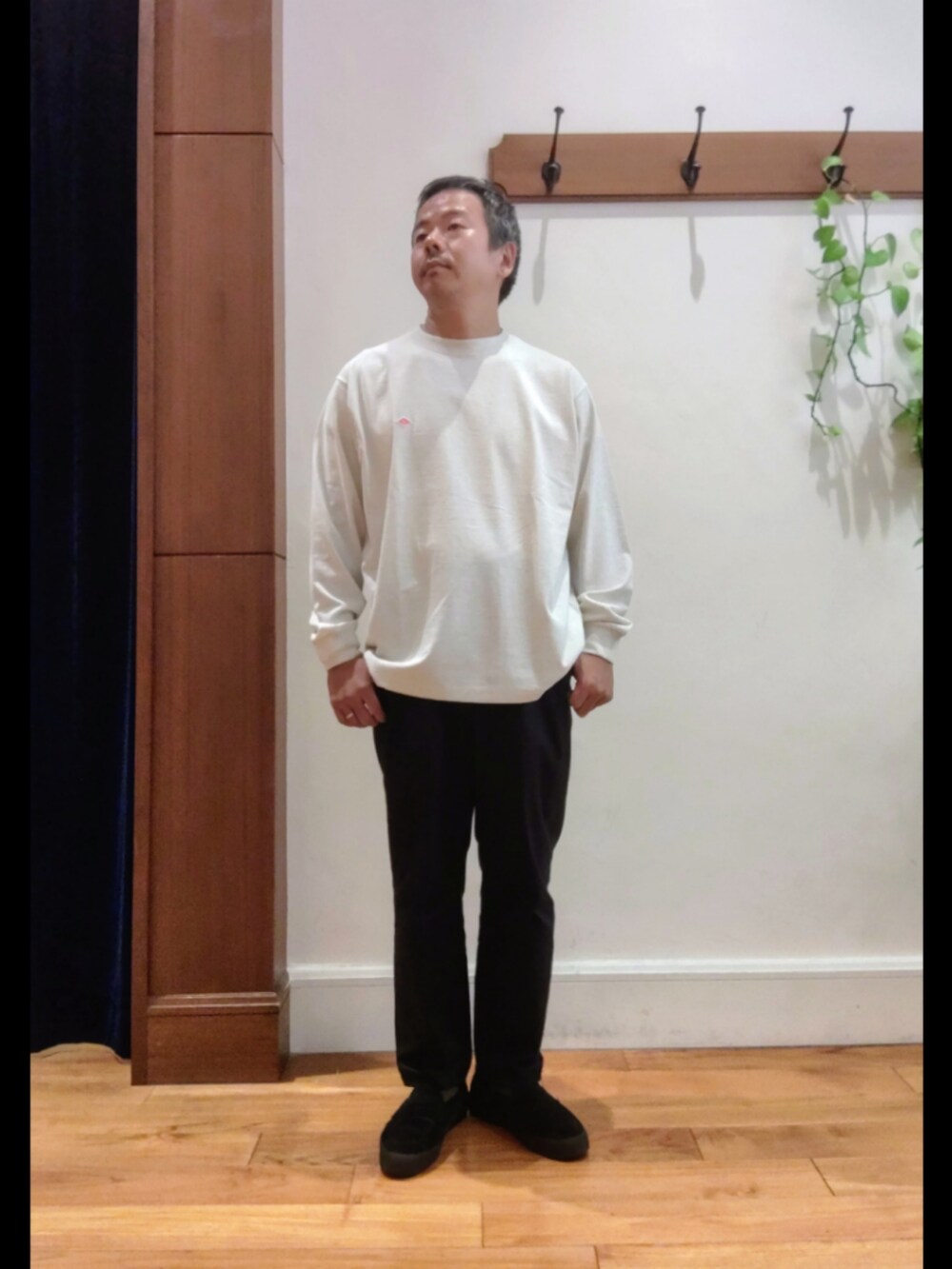 ホワイト系のTシャツ/カットソー、ブルー系のチノパンツを着用したメンズの秋コーディネートの3枚目の写真