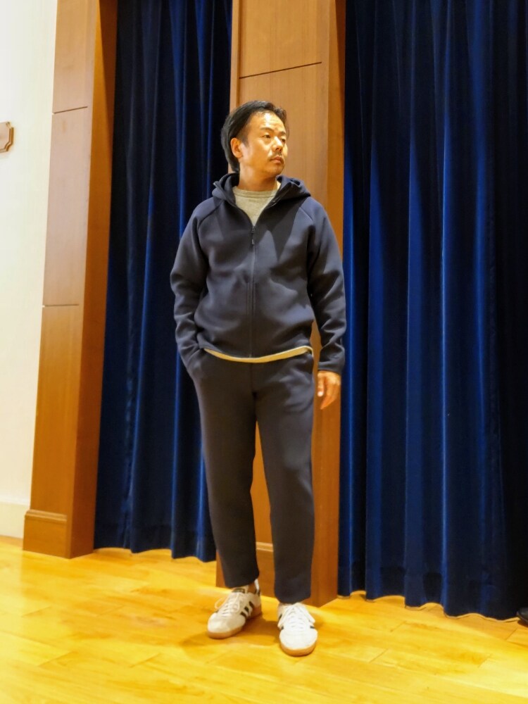 ブルー系のパーカー、ブルー系のその他パンツを着用したメンズの秋コーディネートの2枚目の写真