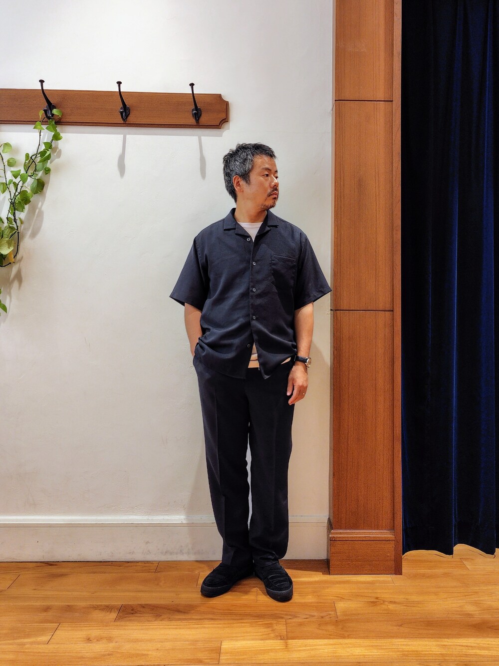 ブルー系のシャツ/ブラウス、ブルー系のその他パンツ、ピンク系のTシャツ/カットソーを着用したメンズの夏コーディネートの3枚目の写真